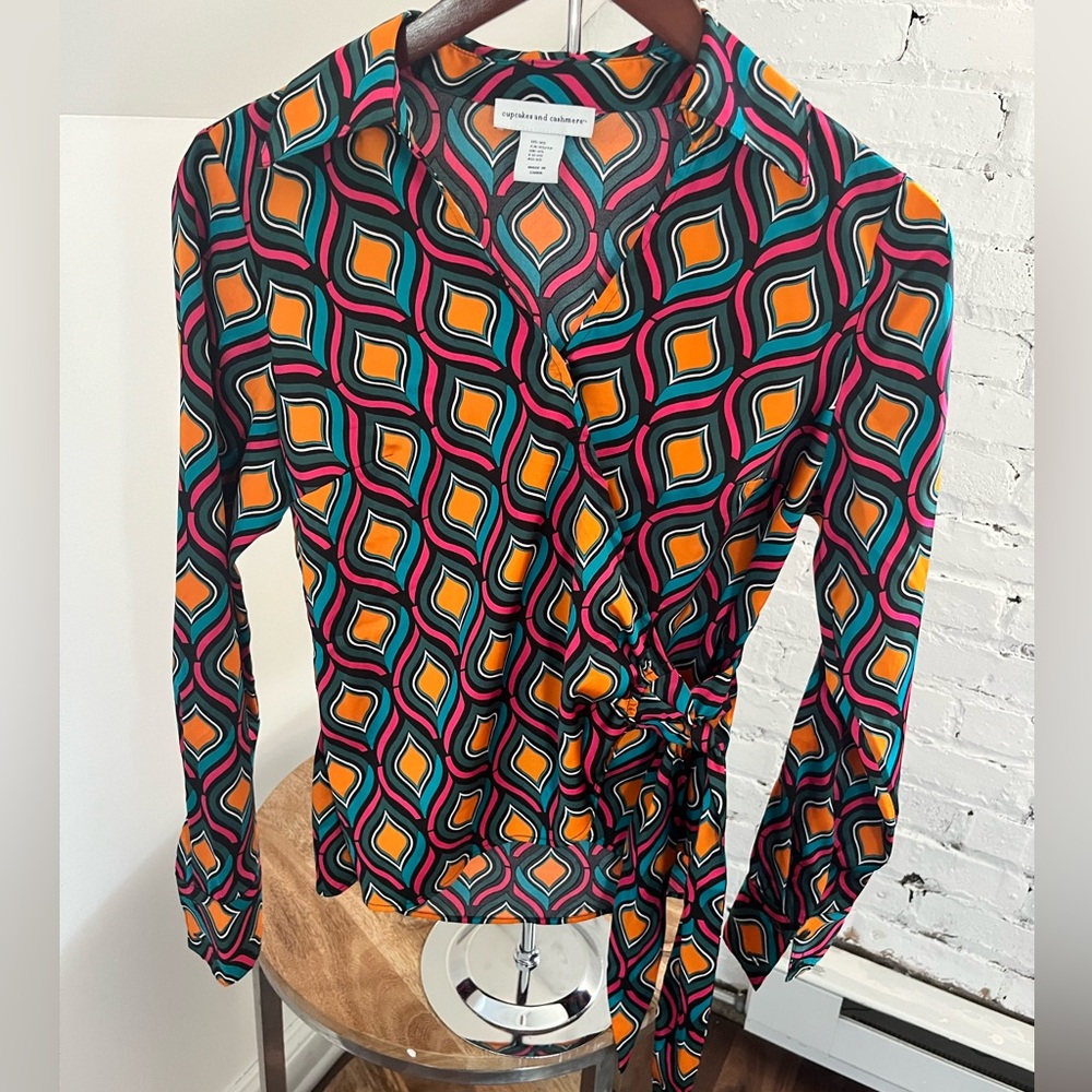 Cupcakes and Cashmere Peacock Print Funky Retro 70s Wrap Blouse Size XS